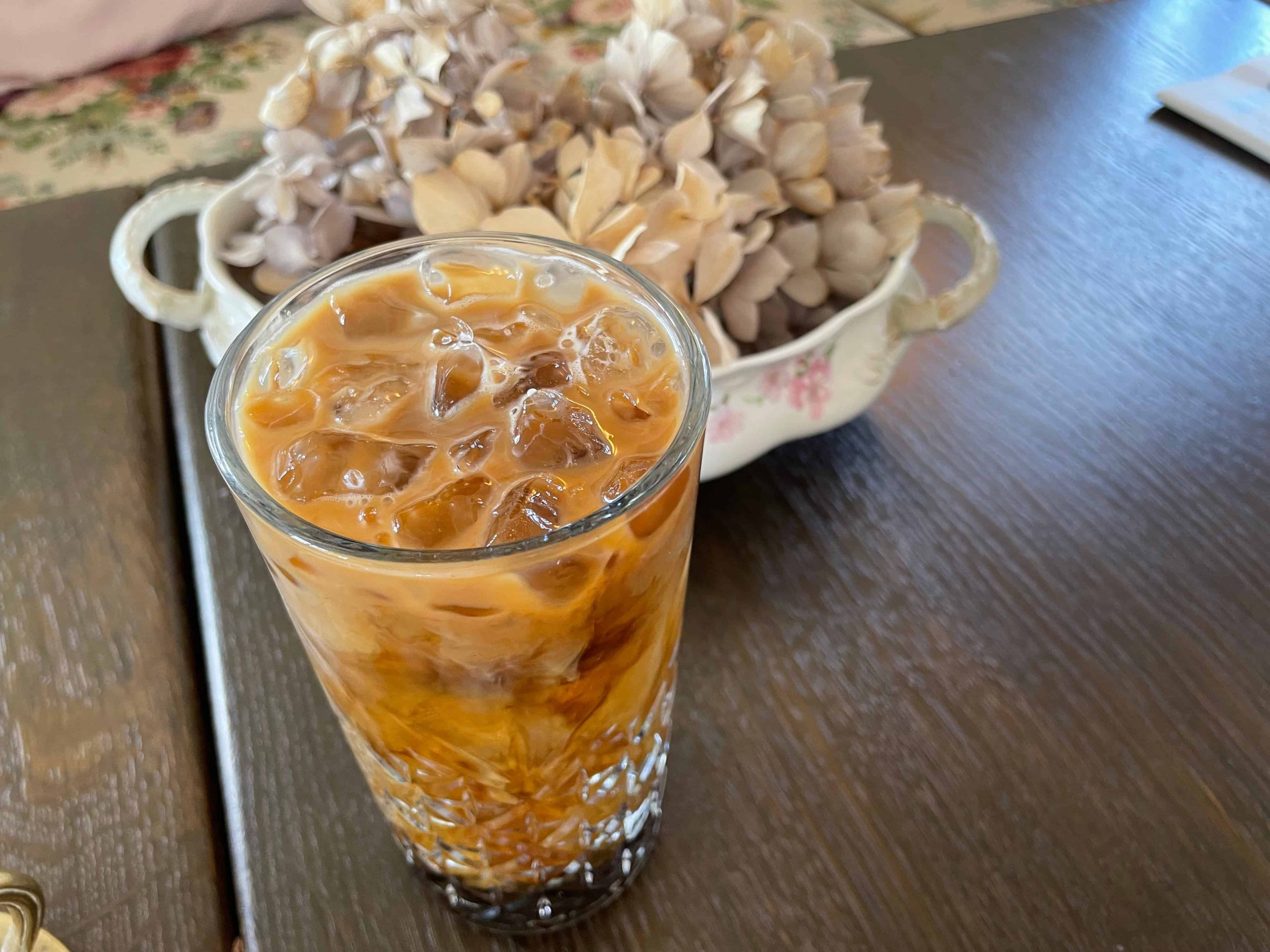 Isolatte og blomster i Café Tanternes