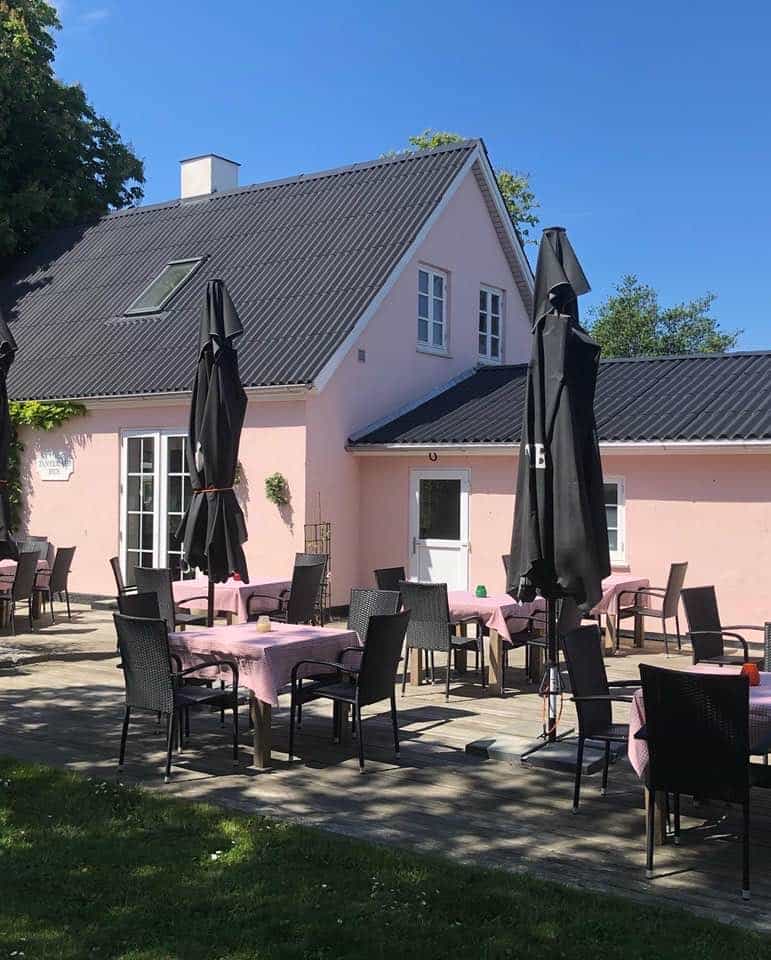 Tanternes Hus — pink facade med café-terrasse